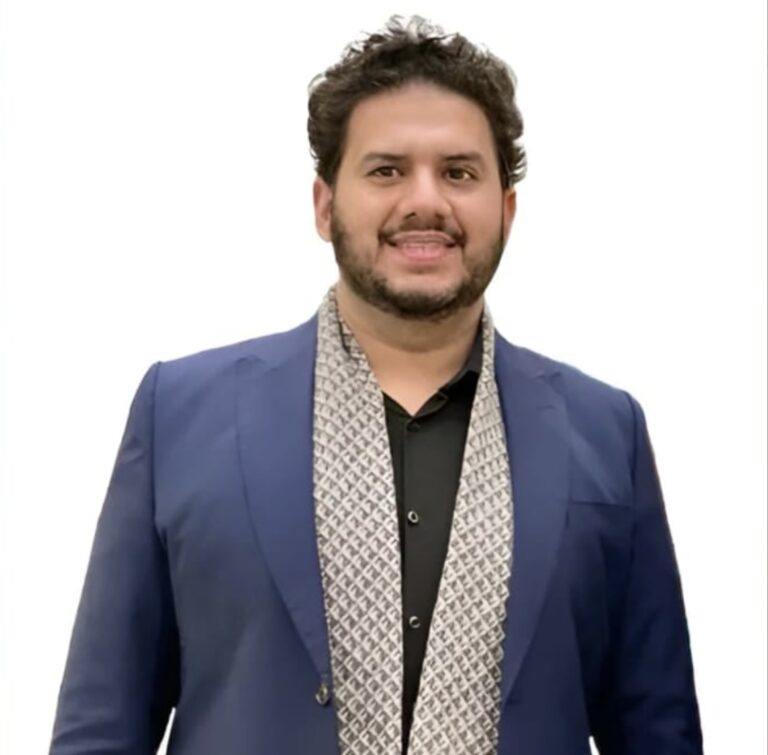 Top eye surgeon Dr Rayyan Zakir performing the best LASIK surgery in Lahore at Laser Eye World